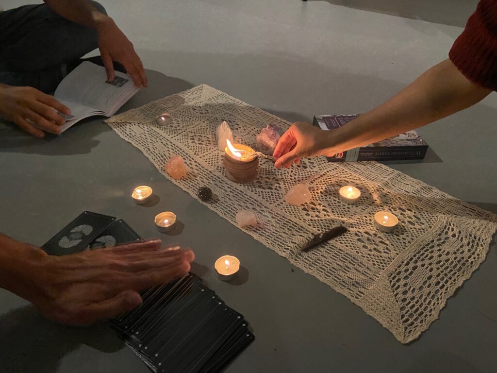 Rituales de luna llena: para qué sirven y lo que aprendí en mi primera vez Espacio preparado para un ritual de luna llena con velas y cristales