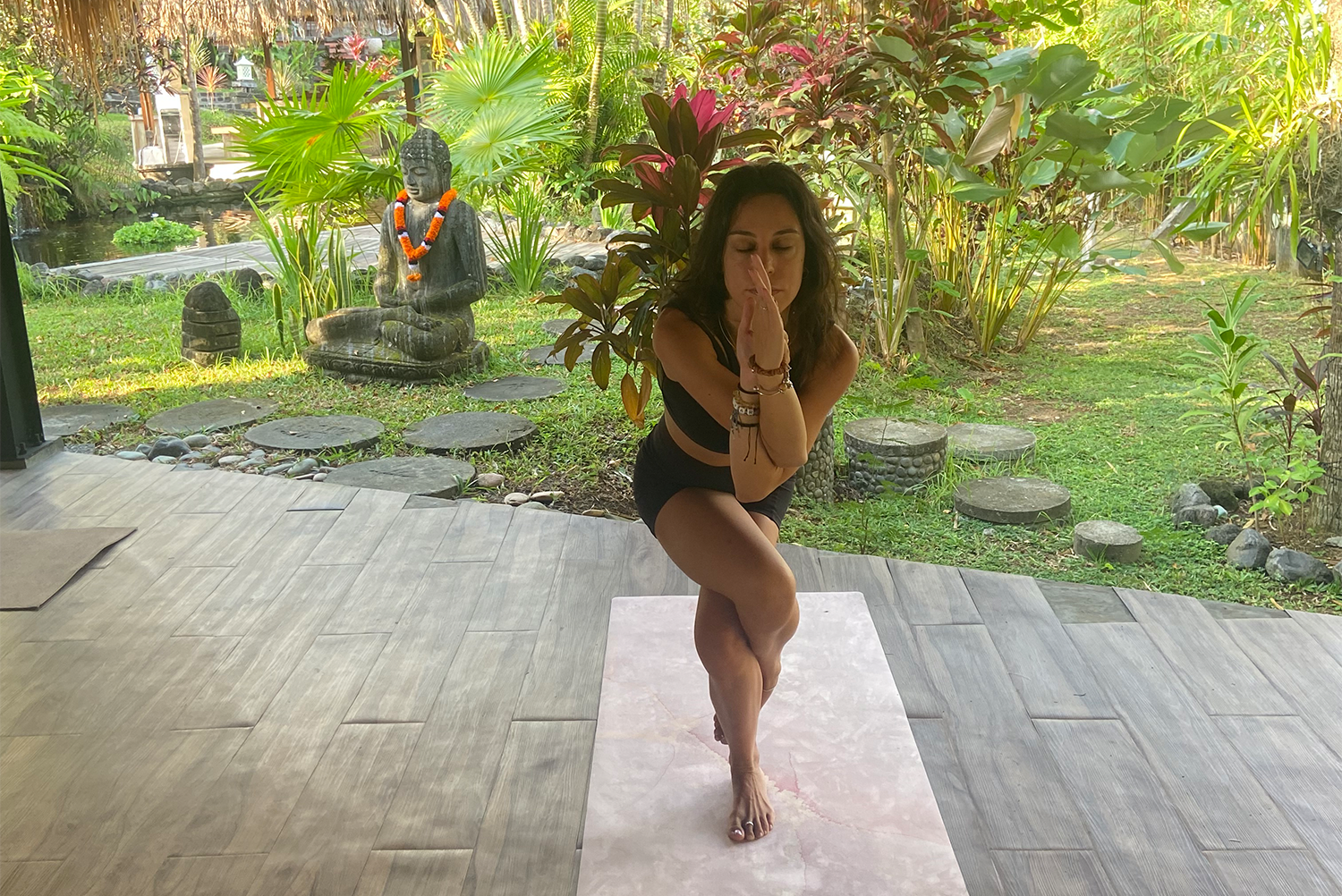 Yoga Laura Jiménez practicando yoga en un jardín tropical de Bali